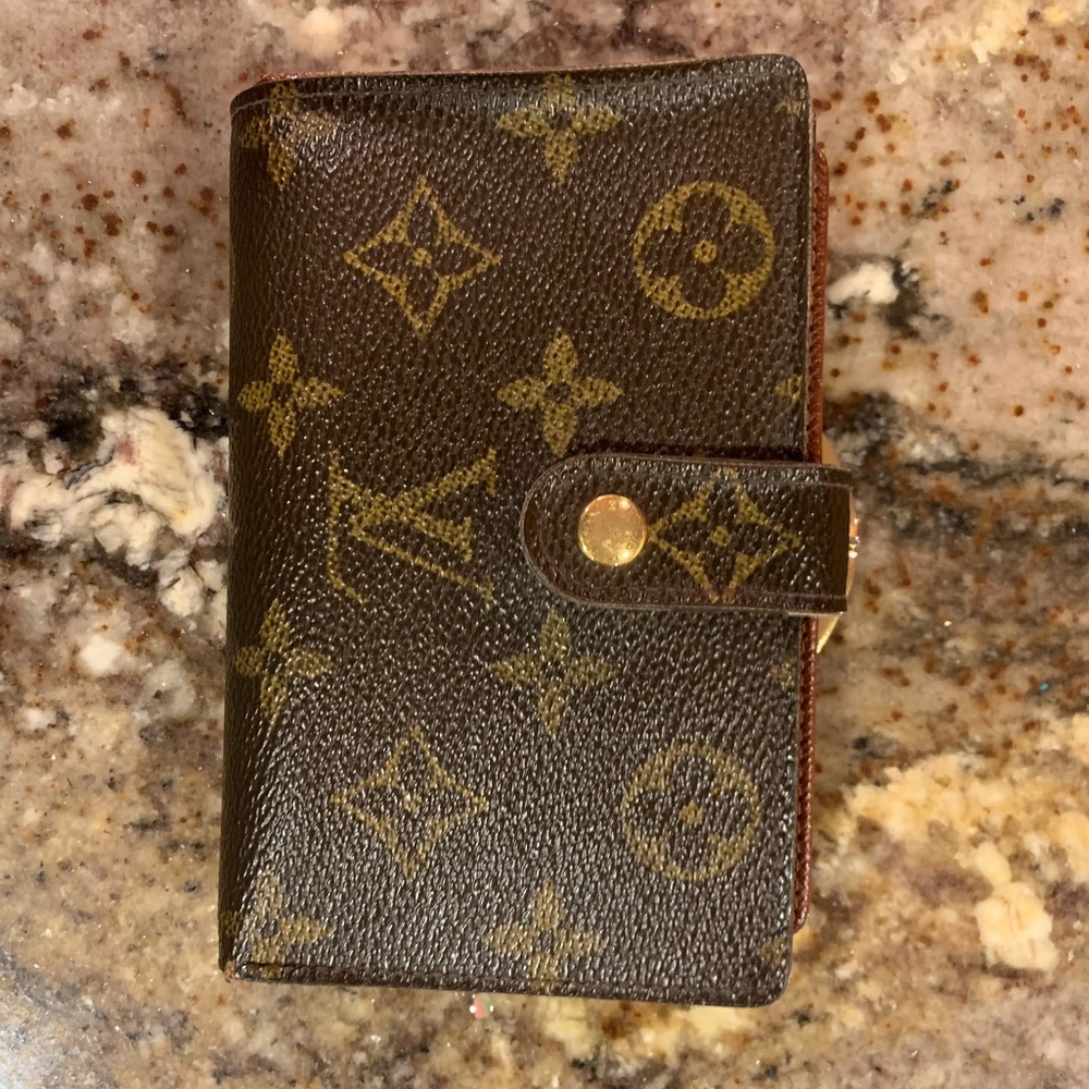 Louis Vuitton kisslock short wallet